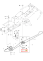 Śruba ridera R213C Husqvarna, wysoka jakość, metalowa, z gwintem, w kolorze srebrnym. Ujęcie z boku, pokazujące szczegółowy kształt i mocowanie. Widoczna numeracja na schemacie montażowym, wskazująca na miejsce zastosowania.