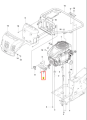 Śruba ridera R214 Husqvarna, metalowa, w kolorze srebrnym, z widocznym gwintem. Prezentowana w zbliżeniu, mocowana do układu napędowego. W zestawieniu z innymi elementami, leżąca na tle schematu montażowego maszyny.