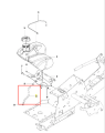 Przewód paliwowy ridera R214T Husqvarna, z wiązką około 25 cm, w kolorze czarnym, z zachowaniem zakrzywionego kształtu. Ujęcie z boku, ukazuje jego mocowanie do konstrukcji. Widoczne oznaczenia montażowe i elementy podłączenia.