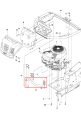 Kolektor ridera R215TX Husqvarna, widoczny z przodu, w kolorze szarym. Element z detalami mocowania, w kształcie litery L, z widocznymi otworami na śruby. Zaznaczony na schemacie w czerwonym prostokącie, część zamienna w użyciu.