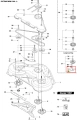 Ramię ridera R215TX Husqvarna w kolorze czarnym, wykonane z metalu. Widok z góry, w detalach ukazuje strukturę elementów mocujących oraz dużych tulei. Produkt jest zamontowany, a jego kształt jest ergonomiczny, przystosowany do użytku w ogrodzie.