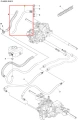 Czarny, elastyczny przewód hydrauliczny do Husqvarna R216AWD, wygięty pod kątem, z różnymi średnicami złącza, podłączony do systemu hydraulicznego, montowany w maszynie w otoczeniu innych podzespołów.