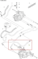 Przewód hydrauliczny R216AWD Husqvarna, w kolorze czarnym, elastyczny, widoczny w układzie detalowym. Obiekt leży poziomo, ukazując łączenia i kształt zagięcia. Tło białe, podkreślające elementy detalu.
