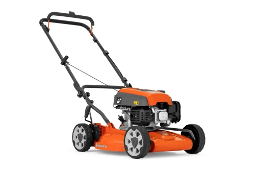Pomarańczowa kosiarka spalinowa Husqvarna LB 144 z czarnym uchwytem, silnikiem i dużymi kołami, bokiem, logo na obudowie, bez tła, detaliczny widok konstrukcji i funkcji.