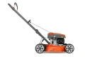Kosiarka spalinowa Husqvarna LB 144 w pomarańczowo-szarej kolorystyce, z silnikiem umieszczonym z boku. Ujęcie boczne, stojąca, z widoczną rączką i kołami. Logo Husqvarna na podstawie, wyraźne napisy informacyjne na obudowie.