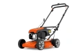 Kosiarka spalinowa Husqvarna LB 144, pomarańczowa z czarnymi i srebrnymi detalami, z widocznym silnikiem i logo. Przeznaczona do koszenia trawnika, wyposażona w uchwyty i certyfikat bezpieczeństwa.