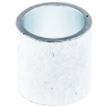Element odległościowy ridera R220T Husqvarna, cylindryczny, metaliczny, o srebrzystym wykończeniu. Widok frontalny, bez widocznych napisów. Gładka powierzchnia, otwór wewnętrzny. Produkt leży na prostym tle, co podkreśla jego kształt.