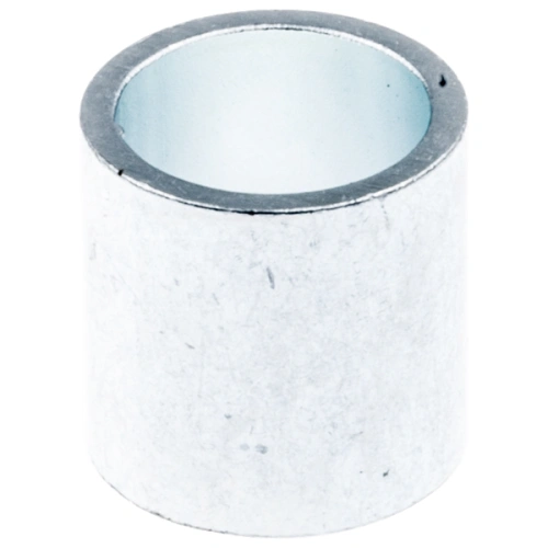 Element odległościowy ridera R220T Husqvarna, cylindryczny, metaliczny, o srebrzystym wykończeniu. Widok frontalny, bez widocznych napisów. Gładka powierzchnia, otwór wewnętrzny. Produkt leży na prostym tle, co podkreśla jego kształt.