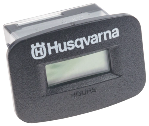 Licznik motogodzin R422Ts Husqvarna w kolorze czarnym z przezroczystym wyświetlaczem. Widoczny napis Husqvarna oraz HOURS. Frontalne ujęcie, produkt ma prostokątny kształt, idealny do montażu na sprzęcie ogrodniczym.