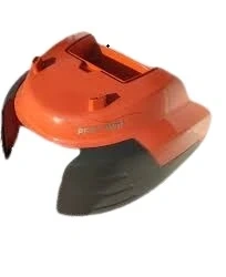 Zespół maski silnika ridera R418Ts Husqvarna w kolorze pomarańczowym, z widocznymi detalami mocowania oraz teksturą. Ujęcie z góry, prezentujące element zamontowany z boku. Tło białe, minimalistyczne dla lepszej widoczności produktu.