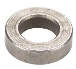 Okrągły element odległościowy R316T wykonany z metalu, z wycięciem w środku. Produkt o matowej powierzchni, widoczny z boku, z gładkimi krawędziami. Przeznaczony do zastosowania w sprzęcie Husqvarna.