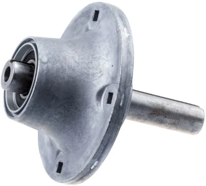 Adapter ridera R418Ts Husqvarna w metalicznym kolorze, o okrągłym kształcie. Ujęcie z boku, produkt stojący, z wyraźnym otworem centralnym na wałek. Widoczne mocowania oraz faktura powierzchni, która jest matowa.