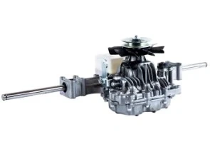 Przekładnia ridera R418Ts Husqvarna, metaliczna, z metalowymi prętami, widok z boku. Elementy osłony i wentylatora na górze. Obiekt stojący, na białym tle. Bez widocznych napisów lub logo.
