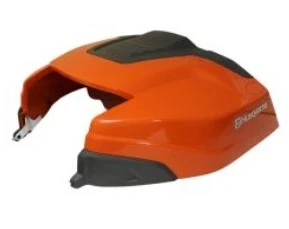 Zespół maski silnika ridera R316T Husqvarna w kolorze intensywnej pomarańczy z szarymi elementami. Ujęcie z przodu, ukazujące aerodynamiczny kształt i logo Husqvarna. Produkt nowy, bez dodatkowych akcesoriów, na jednolitym tle.