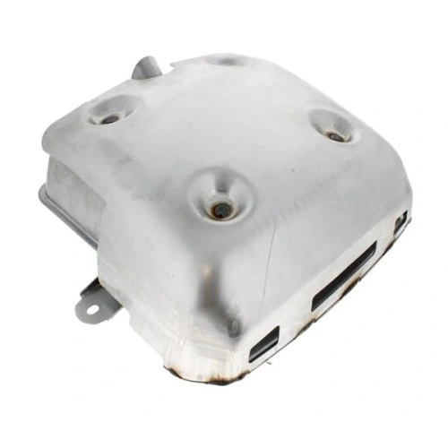 Tłumik ridera R322TX Husqvarna w metalicznym kolorze, wyprofilowany z zaokrąglonymi krawędziami. Widoczna grubość materiału oraz otwory mocujące. Produkt leży na białym tle, ujmuje szczegóły konstrukcyjne z boku. Wymiary nieokreślone.