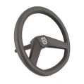 Kierownica R220T Husqvarna, czarna, okrągła z logo Husqvarna na centralnej części, frontalne ujęcie na jednolitym tle, bez montażu, do pojazdów.