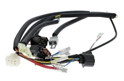 Instalacja elektryczna ridera R316T Husqvarna złożona z różnych kabli i złączy, w kolorze czarnym oraz białym, układająca się w złożoną formę. Zawiera widoczne wtyczki i przekaźniki, ułożona swobodnie, na neutralnym tle.