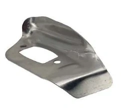 Deflektor ciepła R316T Husqvarna, stalowy, srebrny element w kształcie łuku, z otworem i wycięciem. Widoczny detal ułatwiający montaż. Ujęcie z góry, na jasnym tle, izolujący ciepło w urządzeniu.