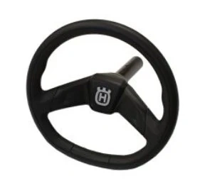 Kierownica R316TX Husqvarna w kolorze czarnym, z trójramiennym designem i centralnym logo. Produkt widoczny z przodu, z wyraźnym uchwytem. Materiał: tworzywo sztuczne, faktura gładka. Idealna do zastosowań w maszynach ogrodniczych.