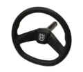 Kierownica ridera R318X Husqvarna w kolorze czarnym, wykonana z tworzywa sztucznego. Widoczna jest centralna część z logo Husqvarna oraz trzy ramiona kierownicy. Produkt ujęty frontalnie, stojący. Brak dodatkowych elementów dekoracyjnych.