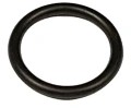 Czarny O-ring R418Ts Husqvarna, okrągły kształt, gładka tekstura. Produkt leży na białym tle, widoczny w pełnym ujęciu. Brak dodatkowych oznaczeń czy detali. Przeznaczony do zastosowań w mechanicznym montażu.