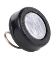 Magnes ridera RC318T Husqvarna, okrągły, z metalowym frontem i czarną gumową obudową. Widoczny sprężynowy uchwyt. Optyka frontalna, produkt leżący na płaskiej powierzchni. Dobre szczegóły materiału, brak napisów.
