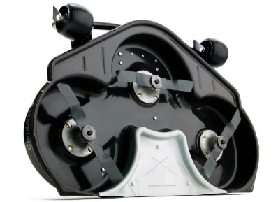 Obudowa ridera R422Ts Husqvarna w kolorze czarnym z metalowym, teksturowanym dnem. Widoczny układ ostrzy oraz pasy mocujące. Ujęcie z boku, ukazuje konstrukcję produktu w pozycji leżącej, z wyraźnymi detalami mocowań.