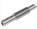 Trzonek ridera R418Ts Husqvarna, metalowy, cylindryczny kształt, z dwoma nacięciami, matowa powierzchnia. Produkt leży na białym tle, z wyraźnym otworem z jednego końca. Widoczny brak dekoracji oraz dodatkowych elementów montażowych.