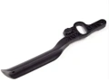 Dźwignia sterowania ridera R422Ts Husqvarna, czarna, wykonana z tworzywa sztucznego. Produkt w ujęciu z boku, leżący na białym tle. Posiada otwór do mocowania oraz profilowane krawędzie, co może wspierać ergonomiczne działanie.