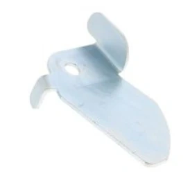 Metaliczna, błyszcząca zapadka koła pasowego ridera R418Ts Husqvarna, prostokątna z wygiętą krawędzią i otworem montażowym, widoczna z boku na jednolitym tle.