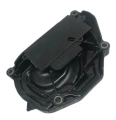 Pokrywa ridera R422Ts Husqvarna, czarna, z tworzywa sztucznego, zamontowana w pozycji leżącej. Widoczny górny panel z otworem. Kąt ujęcia z góry, uwidaczniający szczegóły konstrukcyjne i mocowania. Proste tło, co ułatwia identyfikację.