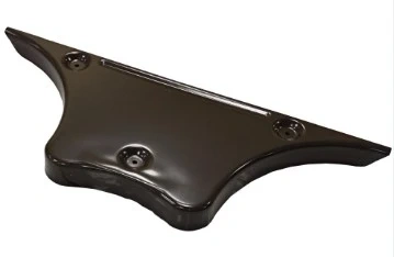 Wtyczka zespołu ridera R422Ts Husqvarna w kształcie promienia, wykonana z czarnego tworzywa. Produkcja z widocznymi otworami montażowymi. Ujęcie frontalne, podkreślające gładką powierzchnię i ergonomiczny kształt.