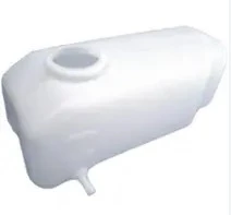 Zbiornik rozprężny Husqvarna R418Ts w kolorze białym, wykonany z plastiku. Ujęcie z boku, ukazuje otwór wlewu u góry oraz rura odpływowa. Produkt stabilny, z zaokrąglonymi krawędziami, dedykowany do użycia w systemach chłodzenia.