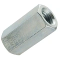Nakrętka ridera RC318T Husqvarna w metalicznym, błyszczącym wykończeniu. Ujęcie z boku, ukazujące sześciokątny kształt i gwint wewnętrzny dostosowany do montażu. Produkt samodzielny, na prostym tle, idealny do zastosowań w ogrodnictwie.