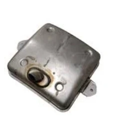 Tłumik R422Ts Husqvarna, metalowy, kwadratowy, z widocznym otworem i mocowaniem na krawędziach. Zdjęcie zrealizowane z góry, ukazujące detale konstrukcji i fakturę powierzchni. Tło jednolite, co wyróżnia produkt.