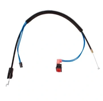 Instalacja elektryczna R422Ts Husqvarna z czarnym przewodem osłoniętym spiralką, niebieskimi konektorami i czerwoną wtyczką. Kąt ujęcia frontalny, ukazujący szczegóły podłączenia. Element w nowym stanie, bez widocznych oznak użycia.