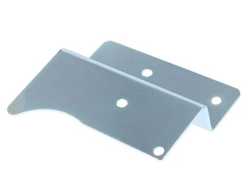 Wspornik ridera RC318T Husqvarna w kolorze jasnosrebrnym, wykonany z metalu, prezentujący prostą, zakrzywioną formę z dwoma otworami montażowymi. Produkt leży płasko na białym tle, ukazując gładką fakturę powierzchni.