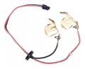 Zestaw instalacji elektrycznej ridera RC318T Husqvarna, składający się z dwóch złotych złączy oraz dwóch przewodów w kolorze czarnym i czerwonym. Produkt ukazany z boku, na białym tle, z wyraźnymi złączami i przewodami, gotowy do montażu.