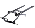 Rama osprzętu ridera R422Ts Husqvarna, widoczna z boku, w kolorze czarnym. Produkt o prostokątnym kształcie z metalowymi elementami. Brak widocznych napisów. Kąt ujęcia ukazuje strukturę i połączenia, elementy montażowe na końcach.