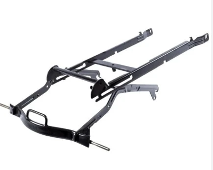 Rama osprzętu ridera R422Ts Husqvarna, widoczna z boku, w kolorze czarnym. Produkt o prostokątnym kształcie z metalowymi elementami. Brak widocznych napisów. Kąt ujęcia ukazuje strukturę i połączenia, elementy montażowe na końcach.