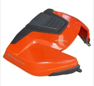 Zespół maski silnika ridera R422Ts Husqvarna w kolorze intensywnej pomarańczy. Widok z boku, produkt leżący na białym tle. Wyróżniająca się, gładka powierzchnia z czarnymi akcentami. Widoczne logo Husqvarna, brak dodatkowych detali.