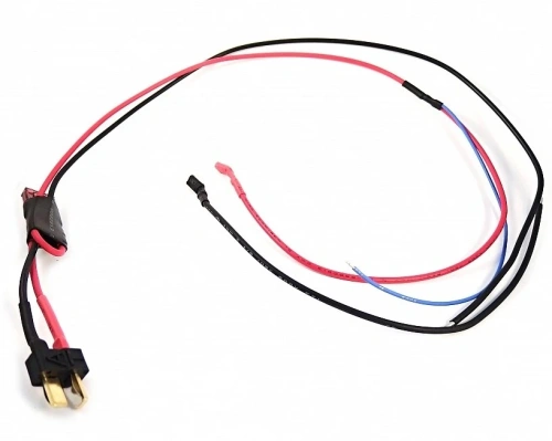 Instalacja elektryczna ridera RC318T Husqvarna z trójkolorowymi przewodami: czerwonym, czarnym i niebieskim. Ujęcie z boku, pokazujące końcówki z zaczepami. Na jednolitym tle, elementy mocujące widoczne. Produkt nowy, gotowy do montażu.