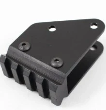 Czarny, metalowy wspornik ridera RC318T Husqvarna, trójkątny z dwoma otworami mocującymi i sześcioma rowkami na dolnej krawędzi, pokazany z boku na jednolitym tle.