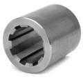 Tuleja ridera R418Ts Husqvarna, metalowa, cylindryczna, z wąskimi rowkami na zewnątrz. Produkt widoczny z boku, w kolorze srebrnym w matowym wykończeniu. Idealna do zamontowania w urządzeniach ogrodniczych.