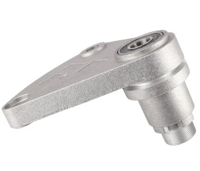 Ramię łączące złożenie ridera R418Ts Husqvarna w kolorze metalicznym, o gładkiej fakturze. Ujęcie z boku pokazuje jego kształt oraz widoczny element mocujący. Produkt jest nowy, z wyraźnym logo oraz otworem na śrubę do montażu.