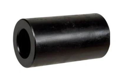 Tuleja ridera R418Ts Husqvarna w kolorze czarnym, cylindryczna z otworem w środku. Produkt leży na jednolitym tle, bez dodatkowych oznaczeń czy detali. Widoczny materiał, gładka powierzchnia. Idealna do montażu elementów pojazdów.