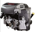 Silnik czarny ridera Husqvarna R420Ts, z metalowymi częściami, z przodu widoczny gaźnik i mocowanie. Na górze logo Kawasaki i napis VERTICAL AIR FILTRATION oraz korek paliwa.