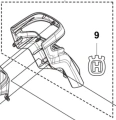Osłona złożenia ridera R418Ts Husqvarna w kolorze jasnoszarym. Widoczny kształt z uchwytami, z boku i z góry. Na osłonie logo Husqvarna. Produkt przedstawiony na siatce, co podkreśla szczegóły konstrukcyjne i sposób montażu.