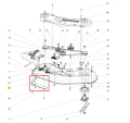 Część przegrody ridera R220T Husqvarna, widoczna z boku w zbliżeniu. Element metalowy w kolorze srebrnym z zaokrąglonym kształtem, posiada otwory na mocowanie oraz widoczne oznaczenia. Ujęcie na jasnym tle, co podkreśla szczegóły konstrukcji.