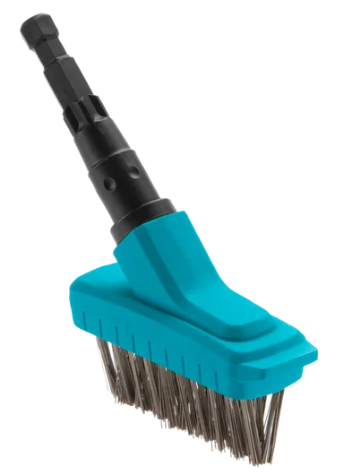 Metalowa szczotka do fug Gardena, z ergonomiczną, niebieską rączką i metalowymi włosiami. Ujęcie z boku, pokazujące narzędzie w pozycji leżącej. Idealna do usuwania brudu z fug, umożliwia łatwe czyszczenie przestrzeni między płytkami.